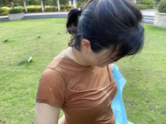华宇·天宫花城B组团东门公园采样点,脱下隔离衣,队员全身已被汗水浸湿。张霁雯 摄 华宇·天宫花城B组团东门公园采样点,脱下隔离衣,队员全身已被汗水浸湿。张霁雯 摄