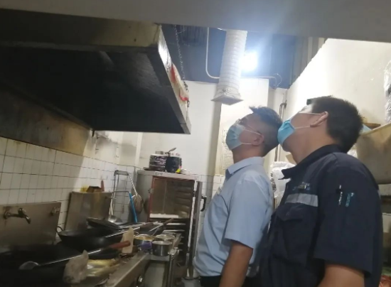 重庆华侨城物业在检查商家用电安全 重庆华侨城物业在检查商家用电安全
