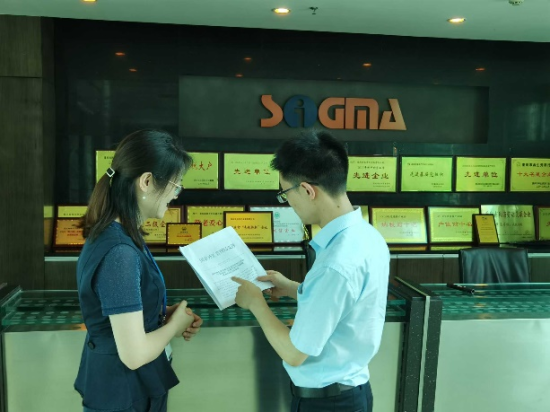该行工作人员与客户开展业务对接。 浦发银行重庆分行供图 该行工作人员与客户开展业务对接。 浦发银行重庆分行供图