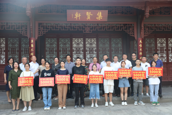 图为“情系未来•助学圆梦”活动为贫困大学生筹集学费。璧山区委统战部供图 图为“情系未来•助学圆梦”活动为贫困大学生筹集学费。璧山区委统战部供图
