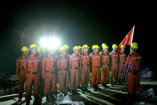 图为重庆送变电公司员工在巴南区山火抢险现场集结,准备投入线路抢修。何佳玫 摄 图为重庆送变电公司员工在巴南区山火抢险现场集结,准备投入线路抢修。何佳玫 摄