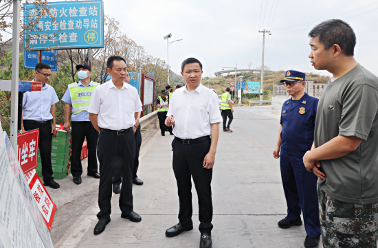 中共重庆市渝北区委书记常斌督导检查森林防火工作并慰问消防队员