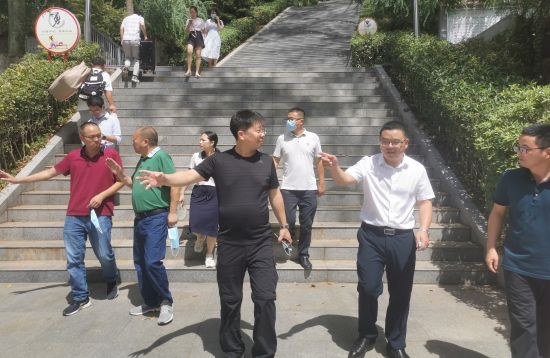 忠县副县长李臣调研秋季开学准备及疫情防控工作