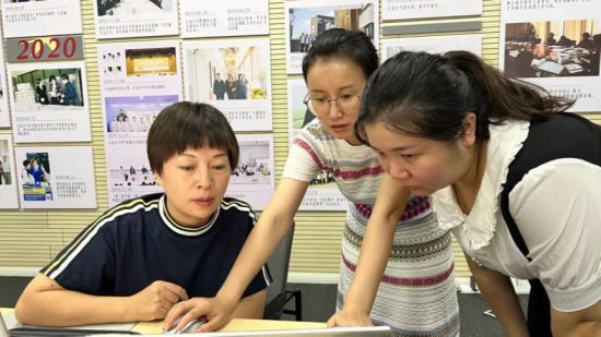 图为8月26日晚,行远教师团队一起探讨课程设计。 重庆行远小学供图 图为8月26日晚,行远教师团队一起探讨课程设计。 重庆行远小学供图