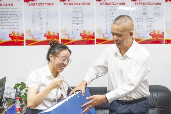 图为两江新区社保中心到社区走访慰问袁逢娇(左)等一线工作人员。 陈鑫 摄 图为两江新区社保中心到社区走访慰问袁逢娇(左)等一线工作人员。 陈鑫 摄