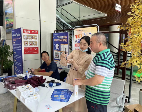 图为交通银行重庆市分行在景区多个入口设置数字人民币宣传服务网点。交通银行重庆市分行供图 图为交通银行重庆市分行在景区多个入口设置数字人民币宣传服务网点。交通银行重庆市分行供图
