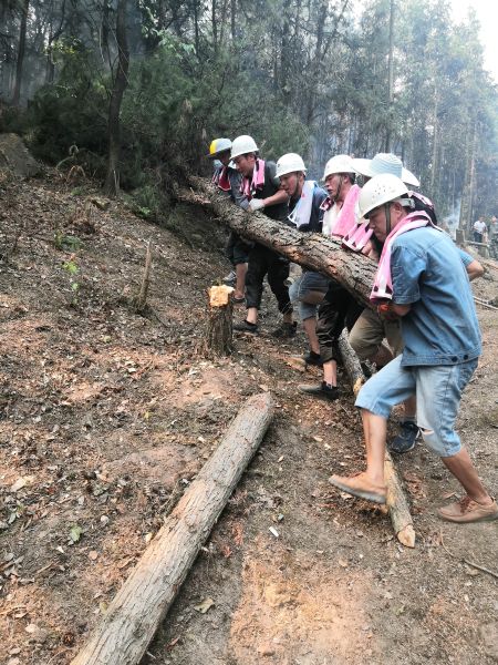图为界石仪表志愿者参与救援。巴南民建供图
