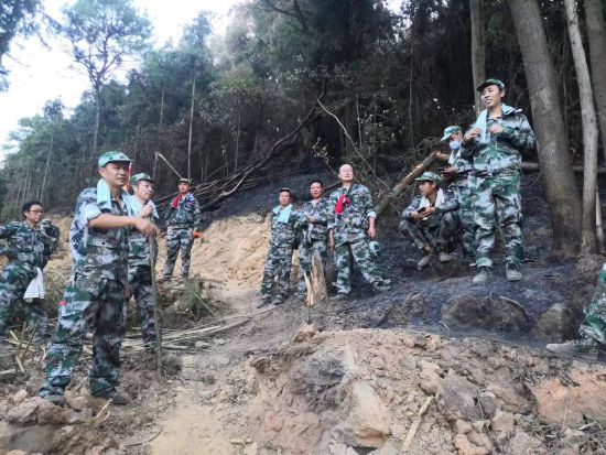 图为民建志愿者救援间隙小憩。巴南民建供图 图为民建志愿者救援间隙小憩。巴南民建供图