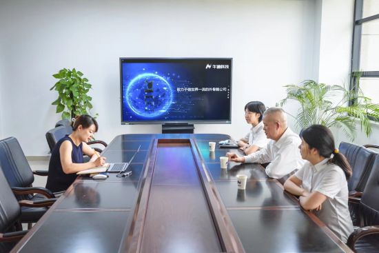 图为两江新区社保中心深入辖区企业牛迪科技开展政策帮扶。 陈鑫 摄 图为两江新区社保中心深入辖区企业牛迪科技开展政策帮扶。 陈鑫 摄