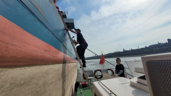 图为重庆海事局工作人员正在登船检查。重庆海事局供图 图为重庆海事局工作人员正在登船检查。重庆海事局供图