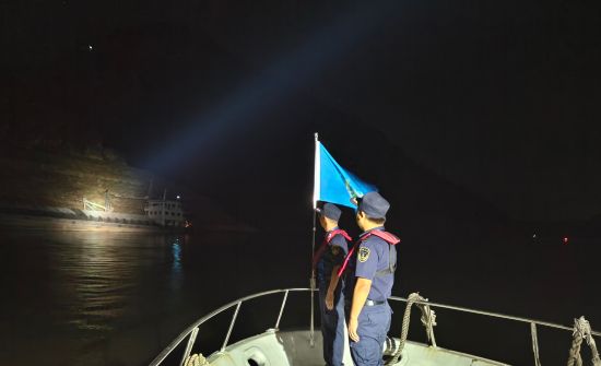 图为重庆海事局工作人员正在开展夜间巡查。重庆海事局供图 图为重庆海事局工作人员正在开展夜间巡查。重庆海事局供图