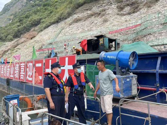 图为重庆海事局工作人员跟民众沟通。重庆海事局供图 图为重庆海事局工作人员跟民众沟通。重庆海事局供图