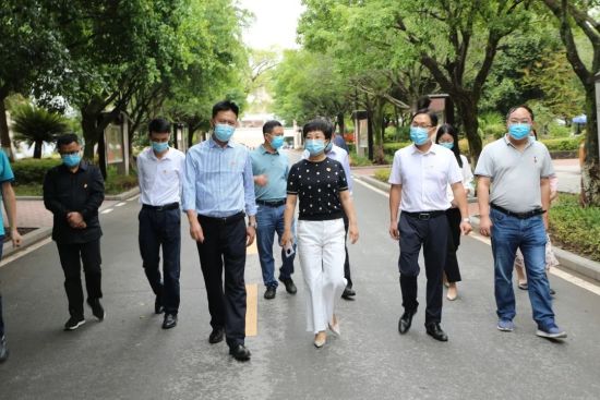 图为合川区副区长袁晓钦到合川龙市中学检查秋季开学及疫情防控工作。吴泽玲 摄 图为合川区副区长袁晓钦到合川龙市中学检查秋季开学及疫情防控工作。吴泽玲 摄