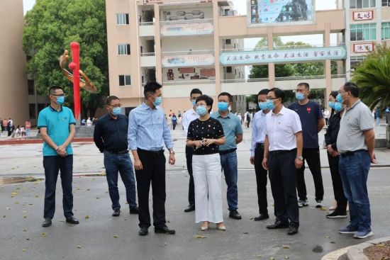 图为合川区副区长袁晓钦到合川龙市中学检查秋季开学及疫情防控工作。吴泽玲 摄 图为合川区副区长袁晓钦到合川龙市中学检查秋季开学及疫情防控工作。吴泽玲 摄