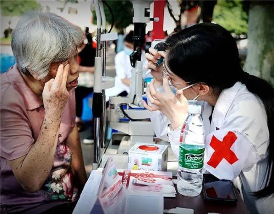 图为红十字志愿服务队开展义诊。市红十字会供图 图为红十字志愿服务队开展义诊。市红十字会供图