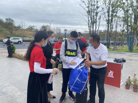 老师们正在引导学生完成报到流程。 严乙力 摄 老师们正在引导学生完成报到流程。 严乙力 摄