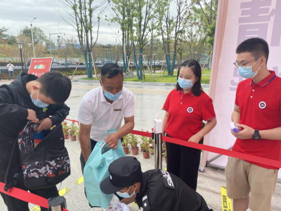 新生们正在报到。 严乙力 摄 新生们正在报到。 严乙力 摄
