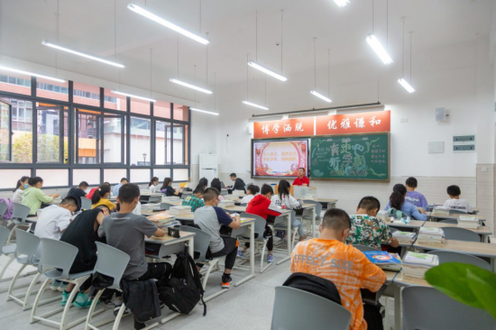 八中龙兴中学教室。 严乙力 摄 八中龙兴中学教室。 严乙力 摄