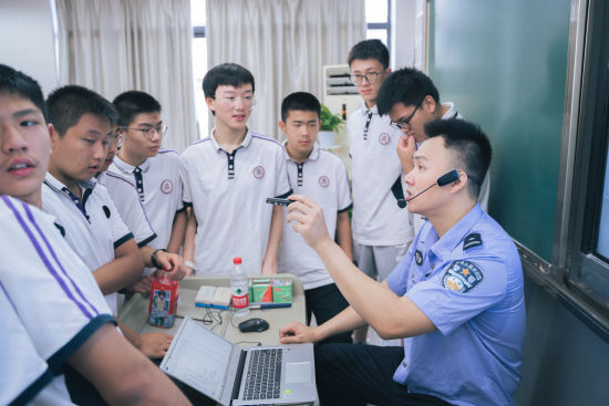 民警张凇源为学生们作讲座。宋然 摄 民警张凇源为学生们作讲座。宋然 摄