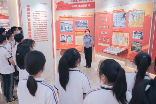 民警组织学生参观市党风廉政教育基地。宋然 摄 民警组织学生参观市党风廉政教育基地。宋然 摄