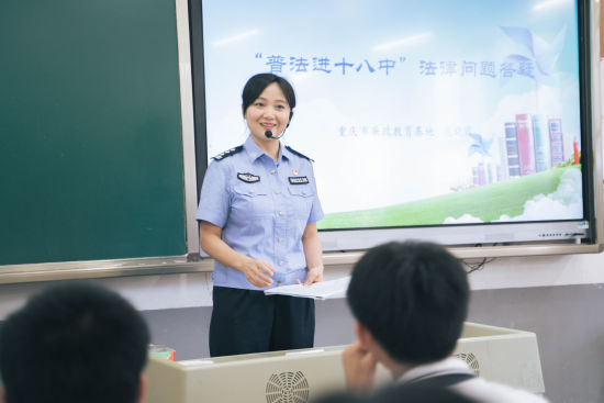 党风廉政教育基地民警范晓霞为学生答疑解惑。宋然 摄 党风廉政教育基地民警范晓霞为学生答疑解惑。宋然 摄
