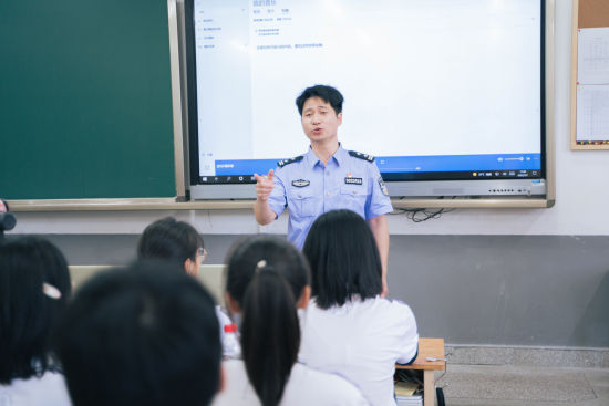 渝州监狱民警陈宏凯唱响原创励志歌曲《追光》。宋然 摄 渝州监狱民警陈宏凯唱响原创励志歌曲《追光》。宋然 摄