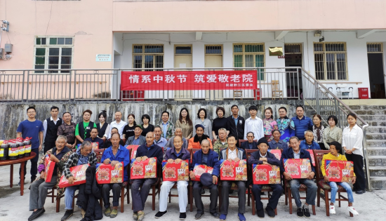 图为黔江民建会员慰问敬老院老人们。 黔江区委统战部供图 图为黔江民建会员慰问敬老院老人们。 黔江区委统战部供图