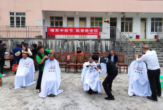 图为民建会员为老人们理发。 黔江区委统战部供图 图为民建会员为老人们理发。 黔江区委统战部供图