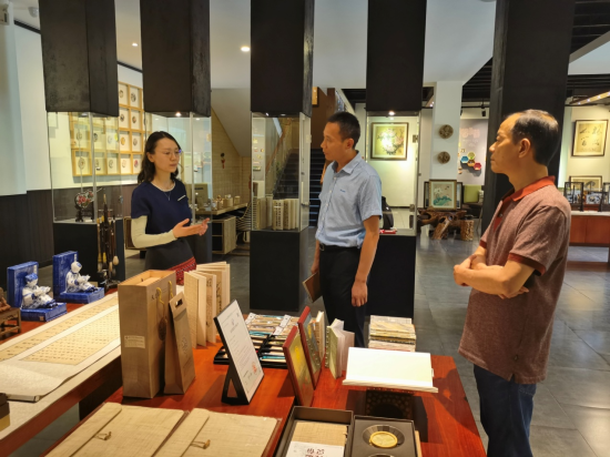 图为走访了解企业经营情况。 荣昌区委统战部供图 图为走访了解企业经营情况。 荣昌区委统战部供图