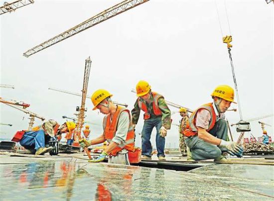 8月31日,重庆东站铁路综合交通枢纽施工现场,工人们正在加紧施工。记者 罗斌 摄/视觉重庆 8月31日,重庆东站铁路综合交通枢纽施工现场,工人们正在加紧施工。记者 罗斌 摄/视觉重庆