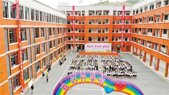 巫溪先锋小学去年开学,孩子们在新学校举行开学典礼。(摄于2021年9月1日)(先锋小学供图) 巫溪先锋小学去年开学,孩子们在新学校举行开学典礼。(摄于2021年9月1日)(先锋小学供图)