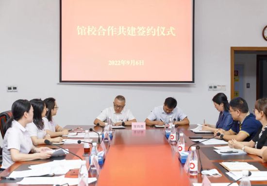 图为签约现场。重庆科技馆供图 图为签约现场。重庆科技馆供图
