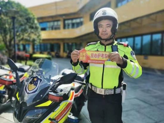 荣昌渝警骁骑“爱心护考”。荣昌区公安局供图 荣昌渝警骁骑“爱心护考”。荣昌区公安局供图