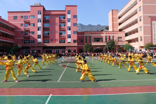 图为学生们在表演传统武术。 黔江区委统战部供图