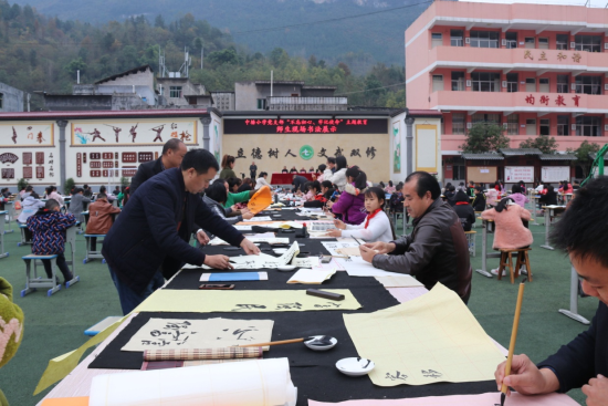 图为学校开展书法教学。 黔江区委统战部供图 图为学校开展书法教学。 黔江区委统战部供图