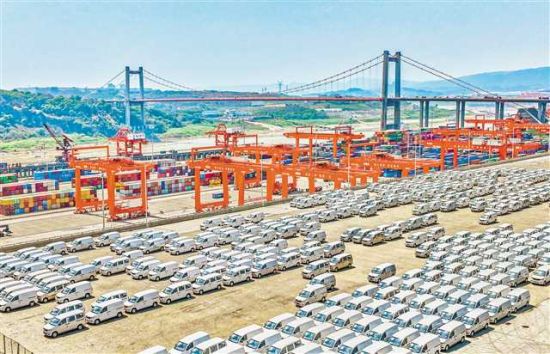 9月5日,众多崭新的商品车停放在果园港集装箱码头。今年前8个月,11万辆商品车通过果园港经长江黄金水道运输至华中、华东地区。 9月5日,众多崭新的商品车停放在果园港集装箱码头。今年前8个月,11万辆商品车通过果园港经长江黄金水道运输至华中、华东地区。