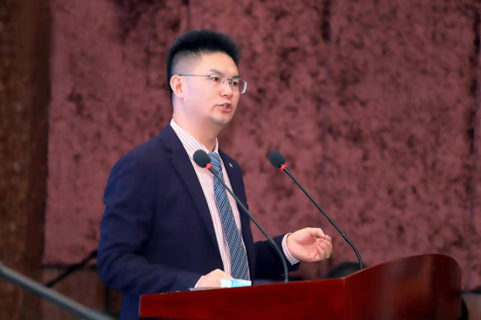 图为诗人徐庶。主办方供图 图为诗人徐庶。主办方供图