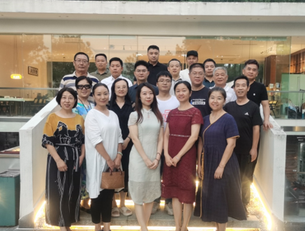图为与会诗人合影。主办方供图 图为与会诗人合影。主办方供图