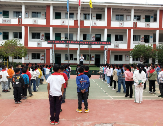 图为向学生们讲解护眼小妙招。 巫山县委统战部供图 图为向学生们讲解护眼小妙招。 巫山县委统战部供图