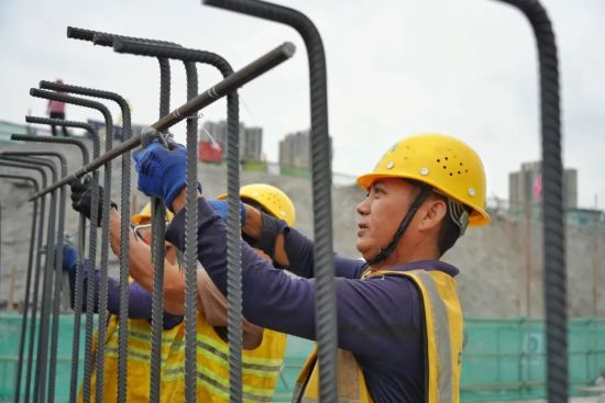 工人正在绑扎钢筋。刘旖旎 摄 工人正在绑扎钢筋。刘旖旎 摄