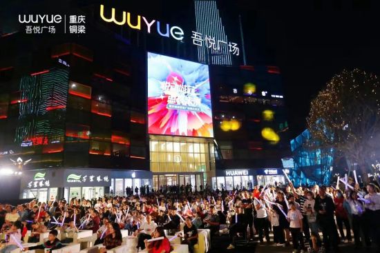 图为现场群众在活动现场观看表演。主办方供图 图为现场群众在活动现场观看表演。主办方供图