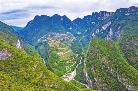 9月14日,巫山县竹贤乡下庄村全貌,蜿蜒的公路上至山顶,下到峡谷,惩è