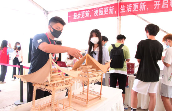 图为迎新现场。重庆城市科技学院供图 图为迎新现场。重庆城市科技学院供图