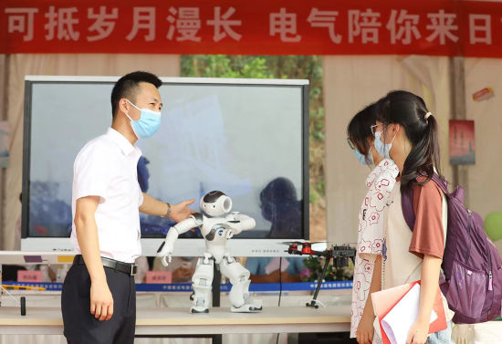 图为迎新现场学生参观机器人。重庆城市科技学院供图 图为迎新现场学生参观机器人。重庆城市科技学院供图