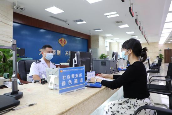 在办税缴费高峰期,彭水县税务局开设绿色通道为缴费人提供社保缴费服务。王玉红 摄 在办税缴费高峰期,彭水县税务局开设绿色通道为缴费人提供社保缴费服务。王玉红 摄