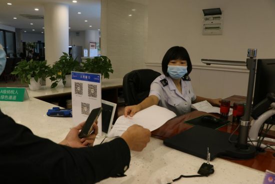 巫溪县税务局工作人员正在“一厅联办”人社窗口为缴费人办理社保缴费业务。牛健红 摄 巫溪县税务局工作人员正在“一厅联办”人社窗口为缴费人办理社保缴费业务。牛健红 摄