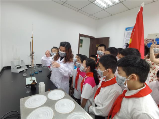 图为学生们观摩水质检测实验。 农工党梁平区支部委员会供图 图为学生们观摩水质检测实验。 农工党梁平区支部委员会供图