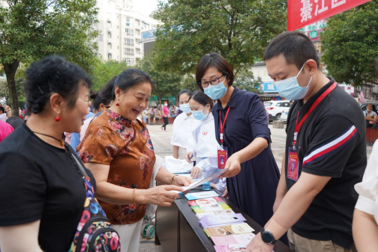 图为向社区群众发放健康宣传资料。綦江区委统战部供图 图为向社区群众发放健康宣传资料。綦江区委统战部供图