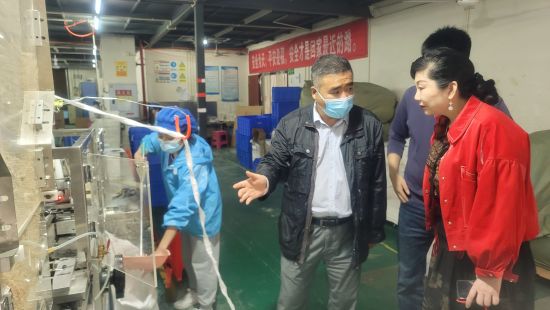 工作人员走访调研重庆宏冠医疗设备有限公司。重庆市南岸区工商联供图