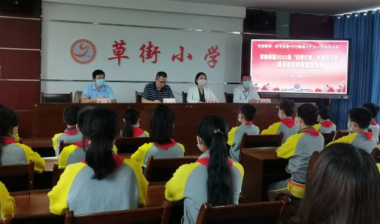 图为工作人员为学生普及“扫黄打非”知识。阙兴凤 摄 图为工作人员为学生普及“扫黄打非”知识。阙兴凤 摄